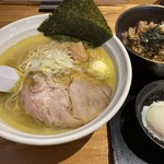 麺屋 銀次郎 - 料理写真:塩バターストレート、温玉チャーシュー丼