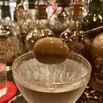 The Bar Al Capone - 「マティーニ」のオリーブのアップ…