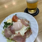 珍華 - ビールのあてにベーコンエッグ