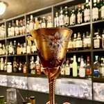 The Bar Al Capone - カウンター正面のラックを背にしたベネチアングラス