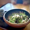 そば処 麺歩 - ◆おろし蕎麦(950円）・・大根おろしだけでなく、鰹節やお葱もタップリ。大きな鉢で出されボリュームもあります。