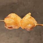 炭焼 おかげさん - 高坂鶏皮付きセセリ