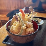 そば処 麺歩 - ◆ミニ天丼・・サイズはミニなのですが、天ぷらがタップリで良心的。 「大きめの海老一尾」「茄子」「エノキ」「カボチャ」「玉葱」「蛸」など盛り沢山。 衣がカラッと揚がり美味しいですね。タレが別添えなのも調節できていいかも。