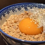 炭焼 おかげさん - 鶏そぼろ卵黄丼
