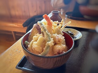 Soba Dokoro Mempo - ◆ミニ天丼・・サイズはミニなのですが、天ぷらがタップリで良心的。 「大きめの海老一尾」「茄子」「エノキ」「カボチャ」「玉葱」「蛸」など盛り沢山。 衣がカラッと揚がり美味しいですね。タレが別添えなのも調節できていいかも。
