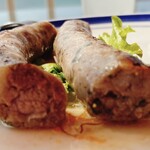 Prost Sausage & Kunsei Bar Okinawa umikaji terasu ten - Assorted Platter of 2 Types of Sausages – Cross-section!
                      (Right) Japan – Shiso Wurst
                      (Left) Italy – Salsiccia