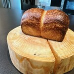 オリヴィエオドラン - 自家製パン。食事に合う◎手で裂きづらい硬さになるのが少し残念。