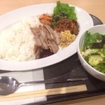 明洞食堂 - サムギョプサルプレート(¥780) チョレギサラダ(¥200)