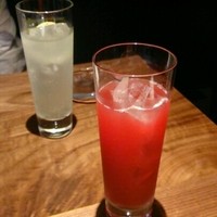 カセント - 手前：クランベリージュース(トニックウォーター入り）
                奥：お花の蜜で作られたサイダー
                