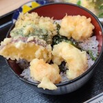 Shinkiraku - ②ミニ天丼(ゆかり塩)
                        天麩羅は剥き海老【3個】、ブロッコリー、薩摩芋、白ご飯にはゆかりが振られています
                        このお値段で鴨鍋とミニ天丼が頂ければ十分かと思います