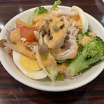 Gasuto - 別に購入したコブサラダドレッシング付きのサラダ(S)税込み300円。卵、チキンの良質なタンパク質を取れる他、ブロッコリー、キノコ、トマトやキャベツと彩り豊かに野菜が摂れる。