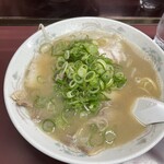 大黒ラーメン - スープを一口飲むと、懐かしい味がする。 なぜだろう、初めて来たのに、なぜか懐かしい味だ。 麺は、ツルツルとしていて、喉越しの良い麺だ。