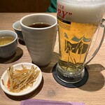 とり鉄 - 生ビールで乾杯なり♪（お通しはキンピラ）