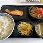 Yoshinoya - 牛鮭定食 ¥688、お新香 ¥140