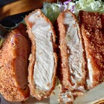 Tonkatsu Tomita - 面が見えてる左のとんかつが上ロースカツ、右が普通のロースカツです。