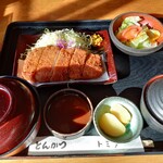 234566237 - 連れのロースカツ定食1500円(税込)
                                  自分の上ロースカツと交換して食べ比べてみましたが、普通の方でも十分美味しく、赤身の部分はほとんど違いはないように感じました。