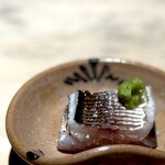 菊鮨 - カマスの炙り。 これは素晴らしい。 脂が表面を美しくテカらせてます。 炙りがカマスのもつ独特の香りを全面に引き出し、鼻腔を楽しませた後に、生の食感が多いに残る身質を味わいを塩が引き立てます。