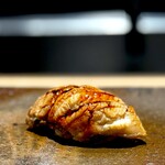 菊鮨 - アナゴ。 いつもこの店は、蒸し工程を入れずに、しっかりした食感のアナゴだったのに、本日、どうしたことが、東京のみんなが大好きなふわとろな、咀嚼した瞬間にリゾット化する形態。 もちろん僕もみんなも、これ、好きですけどね。