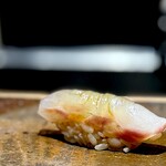 菊鮨 - ヒラメ。 にぎりはヒラメから。 王道のスタートです。 菊鮨さん、シャリの赤酢、変えたのかな？ 以前より少し、酢立ちが強くなってるように感じます。 でも、少し熟成させた白身はフレッシュな食感を残しつつ旨味があり美味しいです。