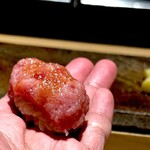 菊鮨 - 中オチ。 おはぎじゃん、これ。 瀬口大将、こんなに大きなおにぎり級の手渡し、以前はなかったような。。 いや、ものすごく旨いんですけどね、僕は、どうやって食べるか、一瞬、躊躇してしまう。 でっかい口が欲しい！