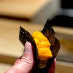 菊鮨 - ウニ。 本日の生殖器系料理３号。 本日、手渡し料理がとっても多い！ それは、とっても旨い料理がいっぱいってこと！ 軍艦巻きより、この包み方のほうが大将と客たちの距離が縮まって一層美味しくなります。