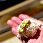 菊鮨 - 松葉ガニ。 先程の松葉ガニが姿を変えて登場。 うーん、このおにぎり級の手のひらに乗せられた物体をどう食べてやろうか、一瞬、悩みます。 カニ身は、たった今、茹でられ、ほぐされたもの。 ふわふわ、ほわほわでまだ温かい旨味成分と潤いのかたまりです。 ２つ隣のオジサン、一気に口に放り込んでました。 あのデカい口が欲しい！ もちろん、僕の口腔内も甲殻類の王の溢れ出る旨味成分でブシャーとなりました。