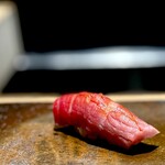 菊鮨 - 中トロ。 これも味わい豊か。 とろける前に、しっかりとした食感もあり良質な脂が強めのシャリを柔らかく包み込みます。