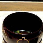 菊鮨 - 赤だし。 もー、生殖器系を筆頭に、腰砕けになるほどに、ほとんどお仕置きかよってほどに旨いもんばっかり大将が繰り出してくるので、ここらでホッと一休みです。 あーびっくりした。