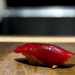 菊鮨 - 赤身漬け。 うーん、香ります。 短時間の漬けが、わずかな鉄の成分と酸味を引き出し、旨いですねー。