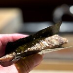 菊鮨 - マナガツオのフライ。 初めて訪れた日、この逸品にシビれたこの店のスペシャリテ。 パリンっと極薄ガラスが割れるような海苔の食感。 湯気が立ち昇るような熱々ホクホクに揚げられた柔らかな白身。 香り、温度、旨味のカウンターパンチにのけぞった日のことを今でも思い出します。 彼の国のフィッシュ＆チップスなどとは、料理の「格」が違います。 日本の職人の誇りを感じるほどの逸品。