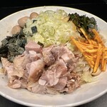 豚風。 - 限定『ネーギ・シルナシー』（1,250円）＋燻製うずら（150円）＋辛ニラ（100円）、ニンニクコール