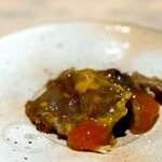 菊鮨 - ワタリガニの酒漬け。 本日の生殖器系料理1号です。 生の大型のワタリガニを日本酒、老酒に1日ほど漬け込んだ料理。 白身とともに、ミソやウチコをカッコつけずにチューチューやると脳のイケないところが覚醒してしまいそう。 そうです、これは、上海蟹の老酒漬け、酔蟹（スイタイ）のワタリガニ版。 酔蟹は、八角、桂皮、香叶など多くの薬味で2週間漬けますが、こちらはおそらく、醤油と生姜程度かなと。