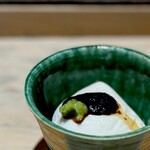 菊鮨 - フグの白子。 立て続けに、本日の生殖器系料理2号です。 カウンターに、巨大な白子が何本も用意されてたので大いに期待してたんですよ。 美しいですねー。 大きいですねー。 焼目がないので蒸してるのかな。。 熱々、とろとろの濃厚な命のかたまりが流れ込んできます。 また何かが、覚醒しそうです。 塩味は、この海苔の佃煮のみ。 できれば、ここは塩でいただきたかったかなぁ。