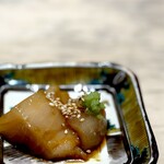 菊鮨 - サワラの漬け。 漬け、焼き物、生の握り、炙った握りと、サワラは鮨屋のために生まれたような天才です。 厚く切られた身は、漬けられて一層とろけます。 そして酒を呼びます。