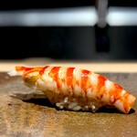 菊鮨 - クルマエビ。 瀬口大将、このフォルムにこだわりがあるんですよね。 ぼくは、尻尾のあっていいんだけどなぁ（笑）。 江戸前を代表する後半を彩るタネ。 ちょっとエビの個体のせいだと思いますが、身の張り具合がもうちょいほしい。