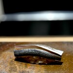 菊鮨 - コハダ。 酢〆のコクのある香ばしい香りに、やや尖りながらも熟成感あるシャリの赤酢が重なり、酸味の二重奏。 コハダの醍醐味ですね。 酸味と旨味のバランス調整が最も困難なこのタネが、ドンピシャにはまった時、多いの歓喜するのです、特に僕が。