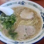 らーめん八 - 背脂系豚骨ラーメン、背油がコクと濃厚さを感じられるスープ、麺も細麺ストレートでスープとの相性も抜群、美味しかったです