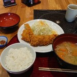 Ichinii San - ヒレカツに隣(母)からロースが追加された