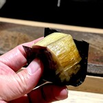 菊鮨 - サバ鮨。 海苔の軽いパリンッとした食感が楽しいサバ鮨。 卓越した鮨屋は、押し鮨、巻きすしも美味しい。 青魚には、この強めの赤酢のシャリがドンピシャです。