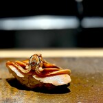 菊鮨 - ニハマ。 これみてください。 握ったあとの美しさまで想定して包丁入ってます。 江戸前とは少し違ったフォルムですね。 旨味が滲み出て、ゴムのようにモゴモゴしない、身キレのいい下処理。 素晴らしい。 ただ、この頃から、赤酢の少し角のある酢立ち具合が気になり始めました。
