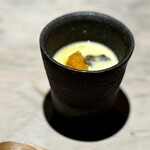 菊鮨 - 牡蠣の茶碗蒸し。 この小さな器の中に、小ぶりですがプリプリの身が詰まった牡蠣が２つ。 小さいながらも贅沢を感じさせる、侮れない逸品。 気配り、心遣いを感じさせるこういうところも、菊鮨さんらしいところ。