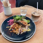 WPÜ BEER DINER - ジャークチキンプレートとカフェラテ