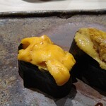 鮨 銀座 おのでら - バフンウニとムラサキウニ（右）