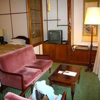 万平ホテル メインダイニングルーム - 客室．ソファーもベッドもあるけど，床の間と掛け軸もあり