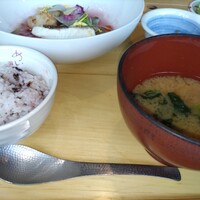やさい家めい ルミネ横浜店 - 雑穀米と大きなお椀の味噌汁です！