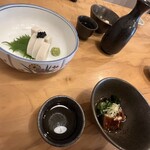 鰻専門店 愛川 - くくみ酒のぬる燗　突出し　板わさ　