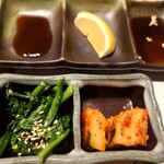 近江うし焼肉 にくTATSU - ナムルとキムチは小鉢にちょこっと。上段は左からポン酢、レモン、焼肉のたれ和風