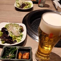 近江うし焼肉 にくTATSU 渋谷店 - 選べるドリンクとナムル・キムチとチョレギサラダ