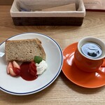 かもめスタンド - 料理写真:いちごシフォンケーキ・コーヒー