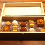 IZA - ミニャルディーズ